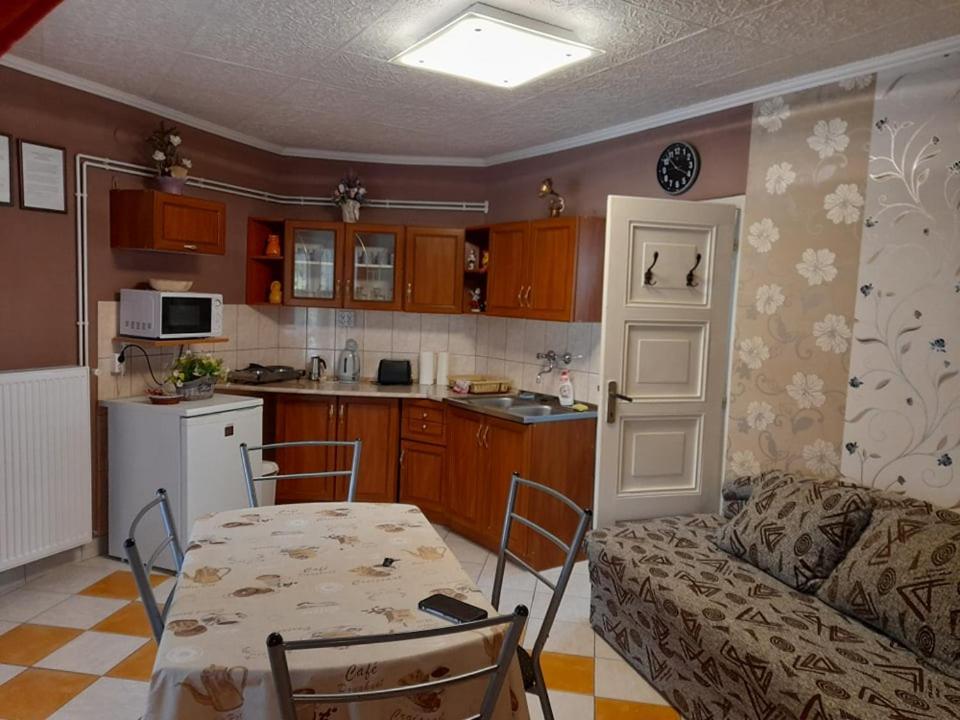 Gyoengyvirag Apartment Romhány 外观 照片